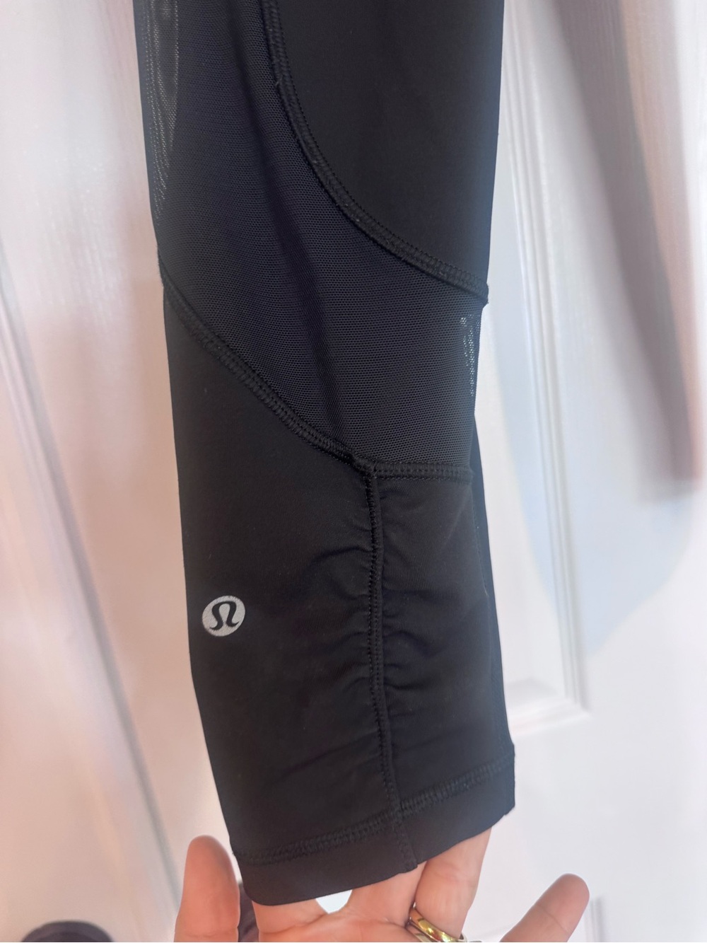 lululemon athletica Woman’s Black Capri Leggings Flattering Mesh Yoga Pants sz 4